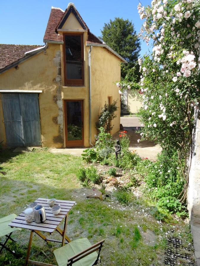 L'Escalier Des Reves Bed & Breakfast Saint-Sauveur-en-Puisaye Exterior photo